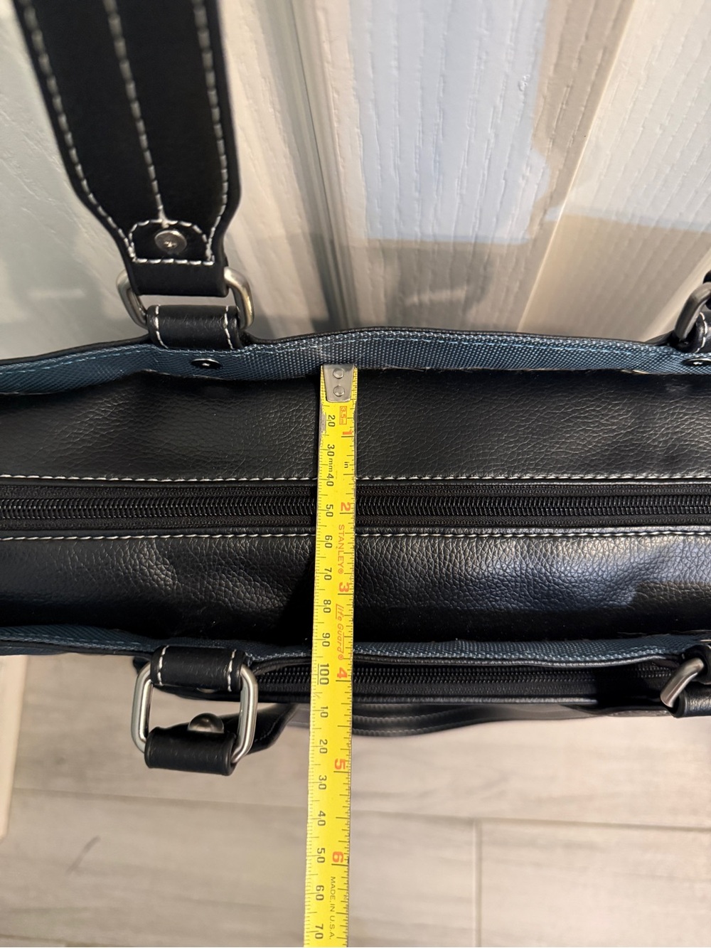 Elegant Laptop Shoulder Bag - spacious for any professional on the go - Picture 13 of 16
